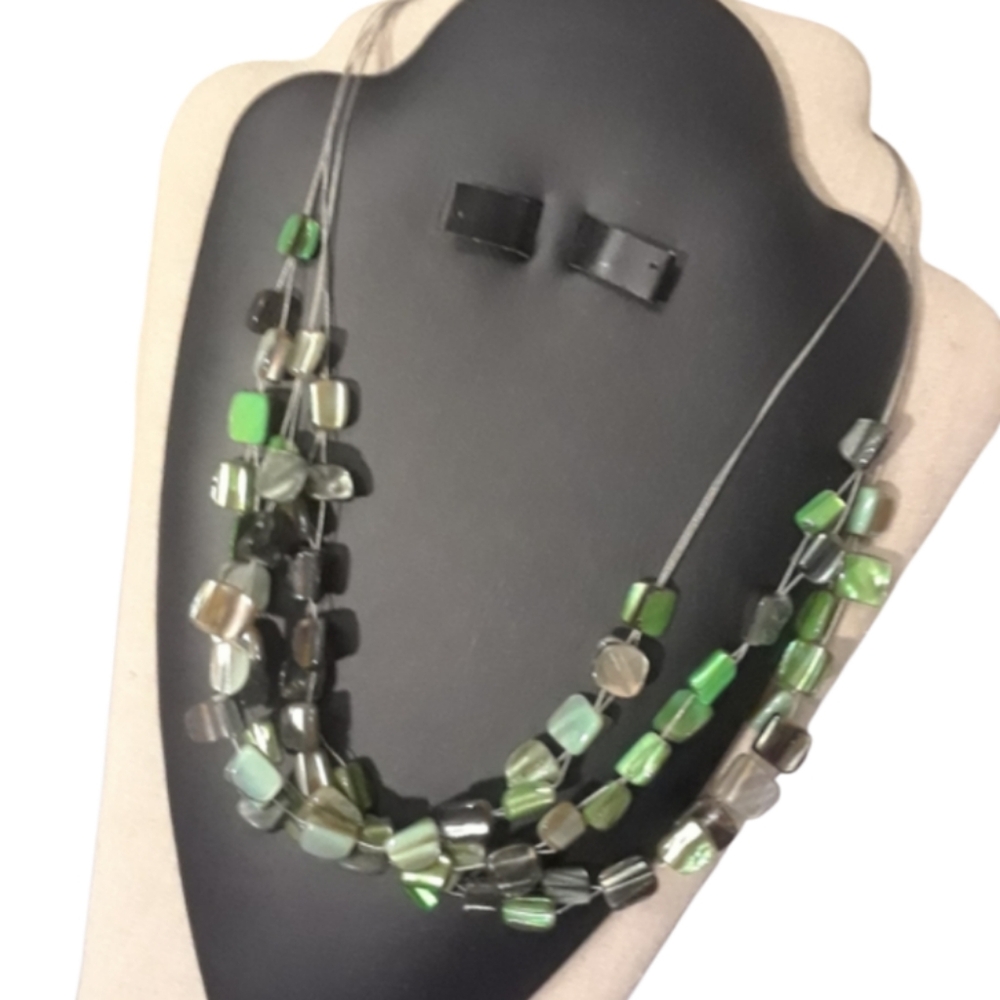 6/$15 Boho bright shell beaded it wired necklace